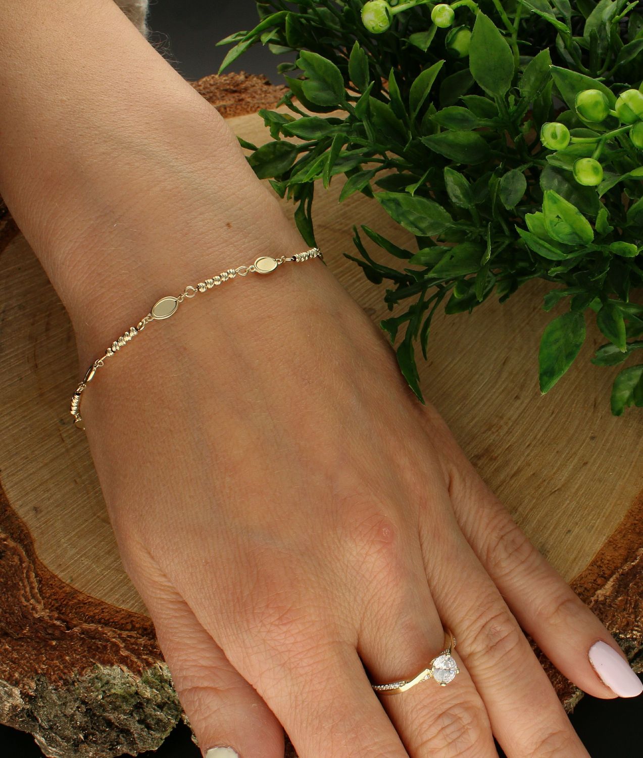 Bransoletka złota 333 celebrytka z owalnymi elementami BR 5886 333. Bransoletka złota damska. Złota bransoletka o nowoczesnym wzorze. Bransoletka złota damska celebrytka. Złota bransoletka idealna na prezent. Bransoletka na .jpg